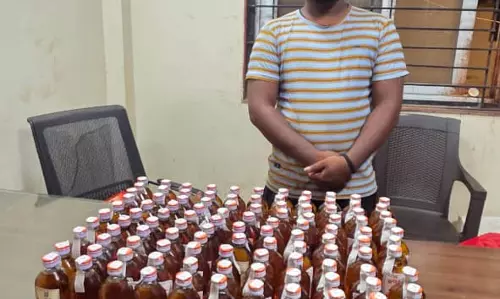 रायपुर : किराना स्टोर के पास शराब बेचते कोचिया गिरफ्तार रायपुर : किराना स्टोर के पास शराब बेचते कोचिया गिरफ्तार