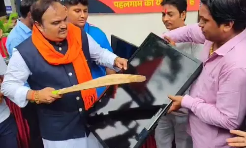 भारत-पाक मैच का विरोध: शिवसेना (यूबीटी) कार्यकर्ताओं ने फोड़े टीवी भारत-पाक मैच का विरोध: शिवसेना (यूबीटी) कार्यकर्ताओं ने फोड़े टीवी