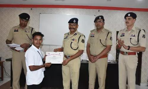 विसर्जन झांकी में यातायात व्यवस्था बनाने कार्य करने वाले पुलिस मितानों का हुआ सम्मान विसर्जन झांकी में यातायात व्यवस्था बनाने कार्य करने वाले पुलिस मितानों का हुआ सम्मान