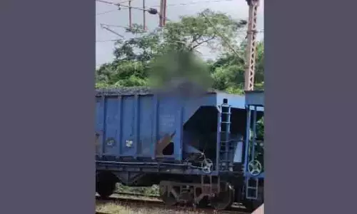 Odisha: पारादीप में कोयले से लदी मालगाड़ी में व्यक्ति मृत मिला Odisha: पारादीप में कोयले से लदी मालगाड़ी में व्यक्ति मृत मिला
