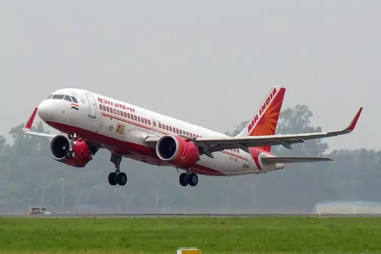 Kannur-अबू धाबी एयर इंडिया की उड़ान पक्षी से टकराने के कारण वापस लौटी Kannur-अबू धाबी एयर इंडिया की उड़ान पक्षी से टकराने के कारण वापस लौटी