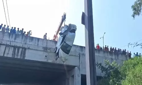 Delhi: मुकरबा चौक फ्लाईओवर से रेलवे ट्रैक पर गिरी कार, ड्राइवर बाल-बाल बचा Delhi: मुकरबा चौक फ्लाईओवर से रेलवे ट्रैक पर गिरी कार, ड्राइवर बाल-बाल बचा