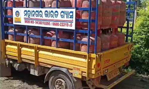 Odisha: गंजम में अवैध रसोई गैस सिलेंडर व्यापार का भंडाफोड़ Odisha: गंजम में अवैध रसोई गैस सिलेंडर व्यापार का भंडाफोड़