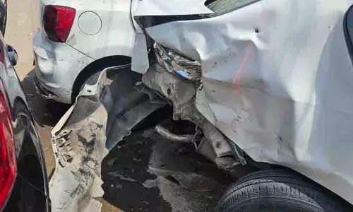 एसयूवी के कारों से टकराने पर निवासियों ने FIR की मांग की