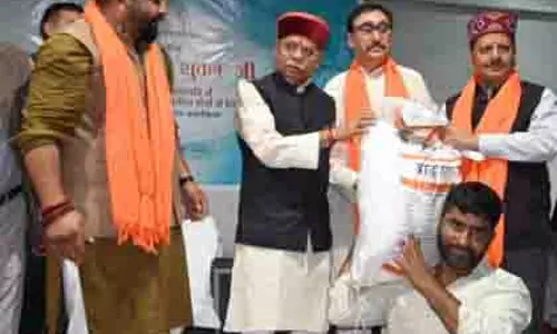 Himachal: राज्यपाल ने बाढ़ प्रभावितों के बीच राहत सामग्री वितरित की