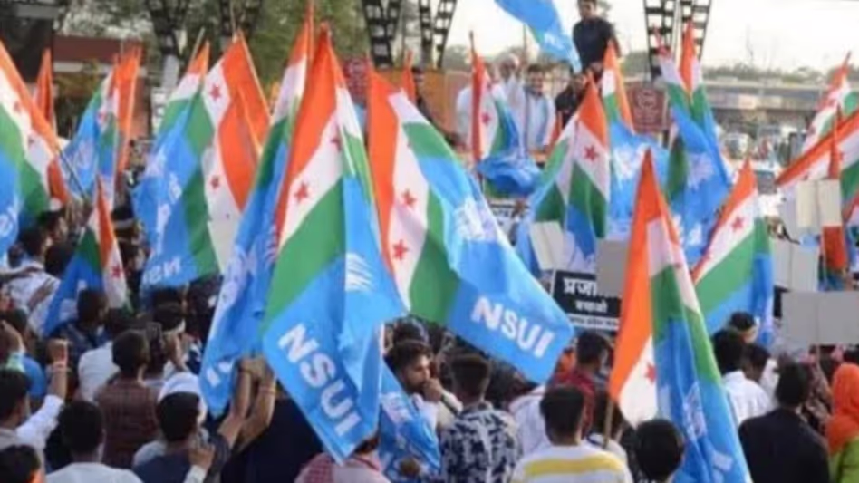 एनएसयूआई ने Tripura सरकार की मानकीकृत स्कूल यूनिफॉर्म को लेकर आंदोलन की धमकी दी एनएसयूआई ने Tripura सरकार की मानकीकृत स्कूल यूनिफॉर्म को लेकर आंदोलन की धमकी दी