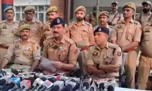 Jammu: चोरी के 8 मामलों का खुलासा, 28 लाख रुपये की चोरी की संपत्ति बरामद Jammu: चोरी के 8 मामलों का खुलासा, 28 लाख रुपये की चोरी की संपत्ति बरामद