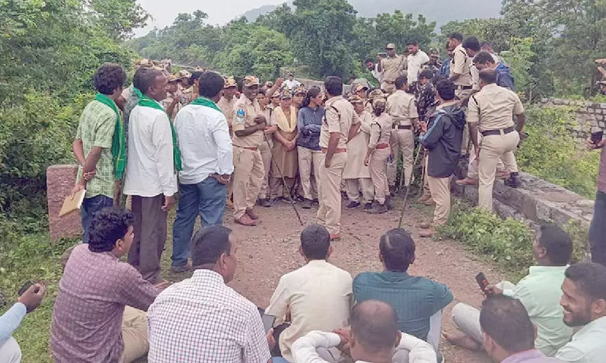 शत्रुतापूर्ण अधिग्रहण: वन अधिकारियों ने पोडू भूमि खोदी शत्रुतापूर्ण अधिग्रहण: वन अधिकारियों ने पोडू भूमि खोदी