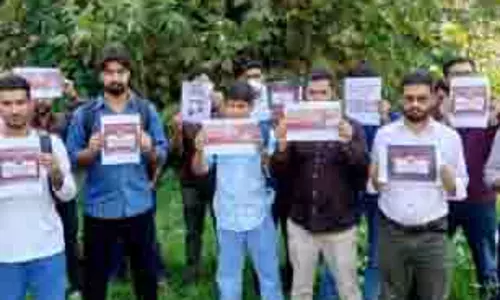 Jammu: नौकरी की उपेक्षा के खिलाफ बेरोजगार दंत चिकित्सकों का विरोध प्रदर्शन