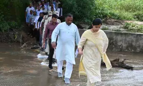 उपायुक्त Samba ने बाढ़ प्रभावित क्षेत्रों का दौरा किया, प्रभावित परिवारों को राहत प्रदान की