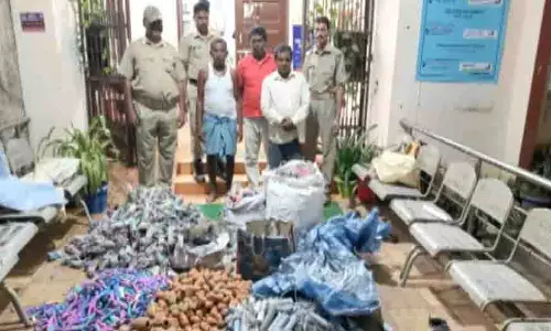 Mayurbhanj: अवैध पटाखा फैक्ट्री पर पुलिस का छापा, 3 हिरासत में Mayurbhanj: अवैध पटाखा फैक्ट्री पर पुलिस का छापा, 3 हिरासत में