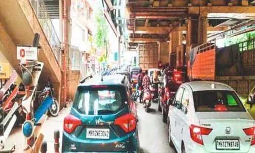 दोनों तरफ पार्किंग के कारण रिवरबेड रोड पर जाम