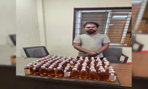 रायपुर में अवैध शराब तस्करी करते मुकेश बनिया का खास गुर्गा गिरफ्तार रायपुर में अवैध शराब तस्करी करते मुकेश बनिया का खास गुर्गा गिरफ्तार