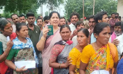 यूरिया के लिए कतार में खड़ी पूर्व मंत्री सत्यवती राठौड़