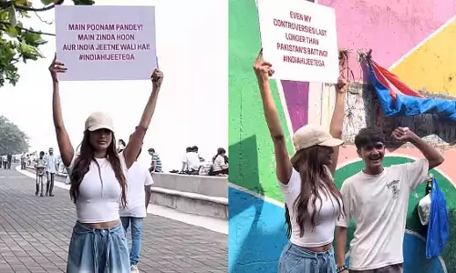 Poonam Pandey: मुंबई की सड़कों पर भारतीय क्रिकेट टीम का उत्साहवर्धन करती हुईं