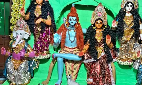 Dhaniakhali के एक विशाल घर में शिव दुर्गा पूजा का आयोजन किया जाता है।