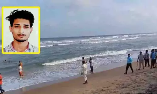Sonapur: समुद्र तट पर दोस्तों के साथ नहाते समय युवक लापता