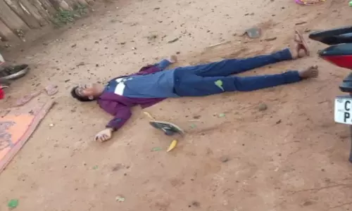 CG BREAKING: आकाशीय बिजली गिरने से युवक की मौत, दो महिलाएं घायल CG BREAKING: आकाशीय बिजली गिरने से युवक की मौत, दो महिलाएं घायल