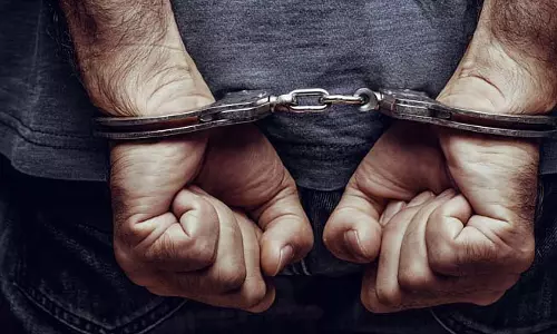 घर में युवती के साथ शारीरिक दुर्व्यवहार के आरोप में चार गिरफ्तार