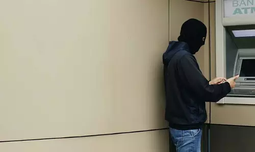 ATM पर गोंद लगाकर ठगी करने वाला योगी राज्य का युवक पुलिस के जाल में फंसा ATM पर गोंद लगाकर ठगी करने वाला योगी राज्य का युवक पुलिस के जाल में फंसा