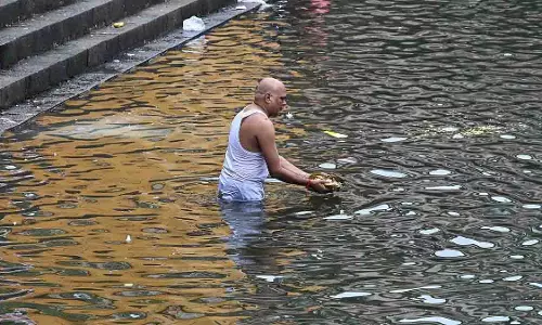 Mumbai: बाणगंगा तालाब पर पुरुषों ने किया रिश्तों का पिंडदान