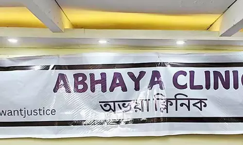 उत्पीड़न के विरोध में पुलिस स्टेशन के सामने क्लिनिक