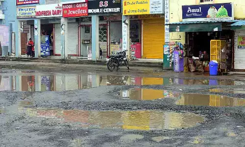 Bhopal: हुजूर में सड़कें गड्ढों में, गड्ढों से दैनिक जीवन पर खतरा