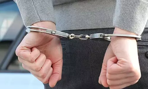 झूठी कहानी गढ़कर पति की गला घोंटकर हत्या करने के आरोप में पत्नी गिरफ्तार झूठी कहानी गढ़कर पति की गला घोंटकर हत्या करने के आरोप में पत्नी गिरफ्तार