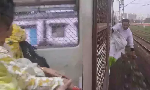 Mumbai: लोकल में महिला डिब्बे के बाहर लटककर की बदतमीज़ी Mumbai: लोकल में महिला डिब्बे के बाहर लटककर की बदतमीज़ी