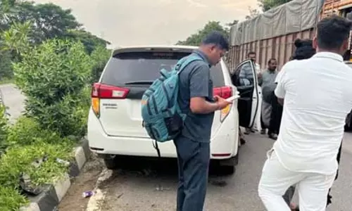 सिद्धिपेट में परिवहन मंत्री के काफिले की गाड़ी का टायर फटने से हादसा, कोई बड़ा नुकसान टला सिद्धिपेट में परिवहन मंत्री के काफिले की गाड़ी का टायर फटने से हादसा, कोई बड़ा नुकसान टला