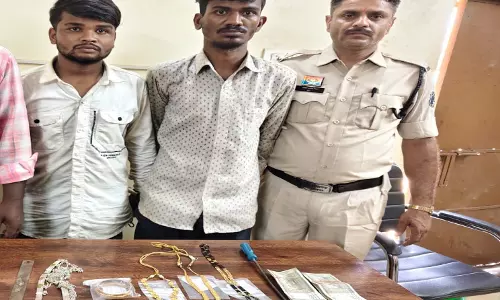 डी.डी.नगर में लाखों के सोने-चांदी के जेवरात की चोरी, 2 शातिर चोर गिरफ्तार डी.डी.नगर में लाखों के सोने-चांदी के जेवरात की चोरी, 2 शातिर चोर गिरफ्तार
