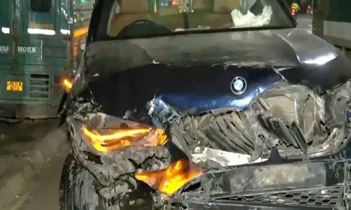 Delhi: धौला कुआं में BMW ने मोटरसाइकिल को टक्कर मार दी, पति की मौत, पत्नी घायल
