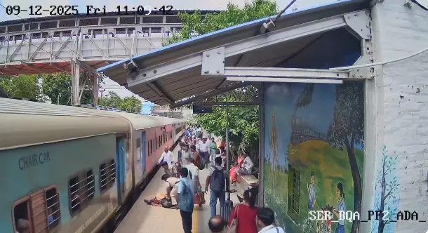 महिला ट्रेन में चढ़ते समय फिसली, RPF जवानों ने बचाई जान महिला ट्रेन में चढ़ते समय फिसली, RPF जवानों ने बचाई जान