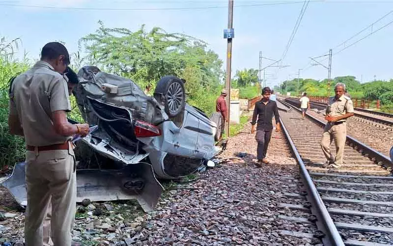मुकरबा चौक फ्लाईओवर से कार रेलवे ट्रैक पर गिरी, चालक घायल मुकरबा चौक फ्लाईओवर से कार रेलवे ट्रैक पर गिरी, चालक घायल