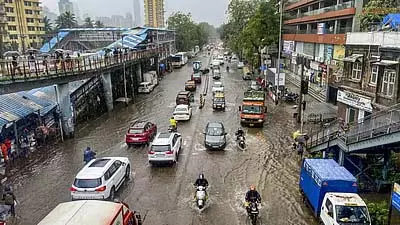 मुंबई में रातभर भारी बारिश, IMD ने शहर और उपनगरों के लिए रेड अलर्ट जारी किया मुंबई में रातभर भारी बारिश, IMD ने शहर और उपनगरों के लिए रेड अलर्ट जारी किया