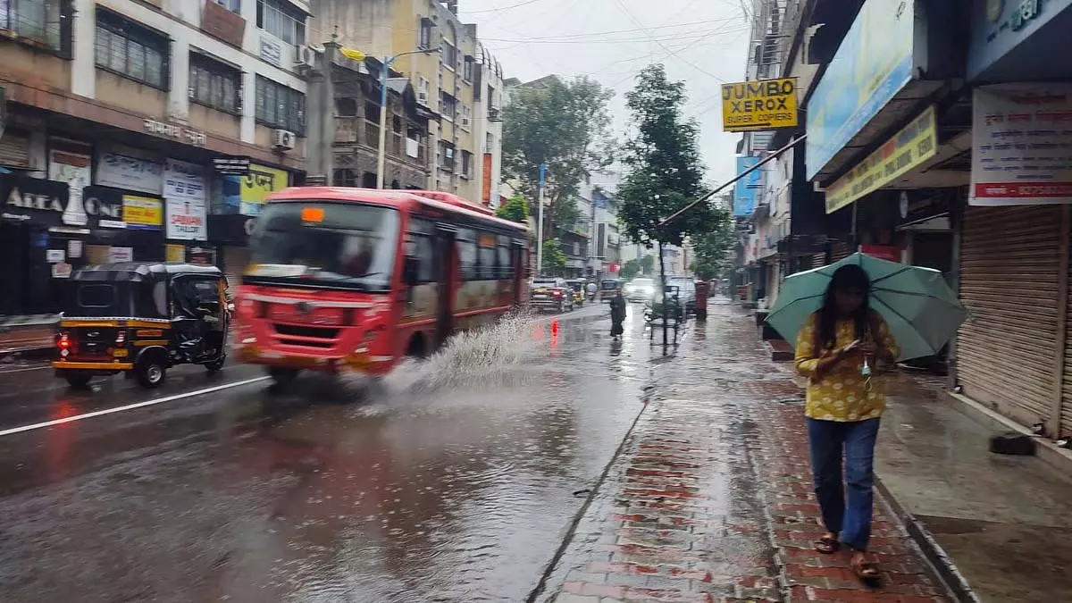 Pune : शहर भर में ट्रैफिक जाम, जलभराव, पेड़ गिरने की घटनाएं Pune : शहर भर में ट्रैफिक जाम, जलभराव, पेड़ गिरने की घटनाएं