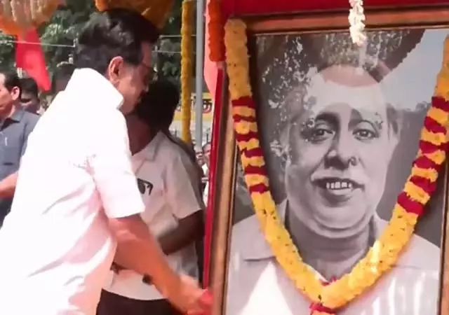 Tamil Nadu : अन्ना के जन्मदिन पर मुख्यमंत्री एम.के.स्टालिन ने दी श्रद्धांजलि Tamil Nadu : अन्ना के जन्मदिन पर मुख्यमंत्री एम.के.स्टालिन ने दी श्रद्धांजलि