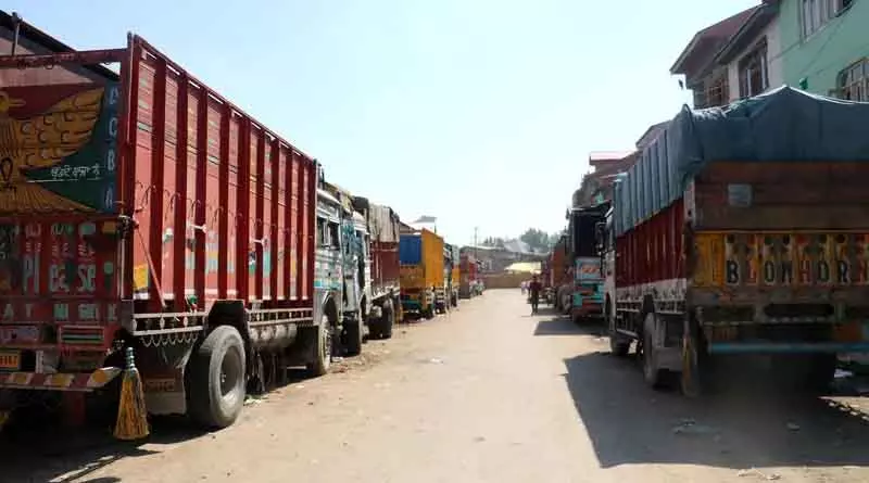 राजमार्ग पर हुई तबाही के कारण कश्मीर घाटी में फल मंडियां बंद राजमार्ग पर हुई तबाही के कारण कश्मीर घाटी में फल मंडियां बंद