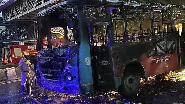 बेंगलुरु में आग हादसा: 75 यात्रियों को ले जा रही BMTC बस में लगी भीषण आग बेंगलुरु में आग हादसा: 75 यात्रियों को ले जा रही BMTC बस में लगी भीषण आग