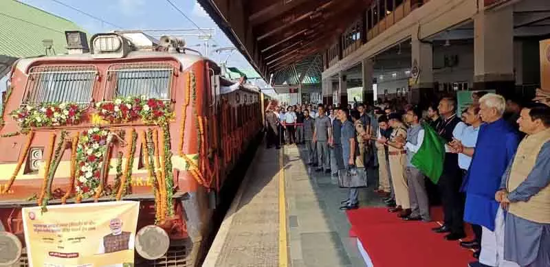 उपराज्यपाल ने बडगाम-दिल्ली पार्सल ट्रेन को दिखाई हरी झंडी उपराज्यपाल ने बडगाम-दिल्ली पार्सल ट्रेन को दिखाई हरी झंडी