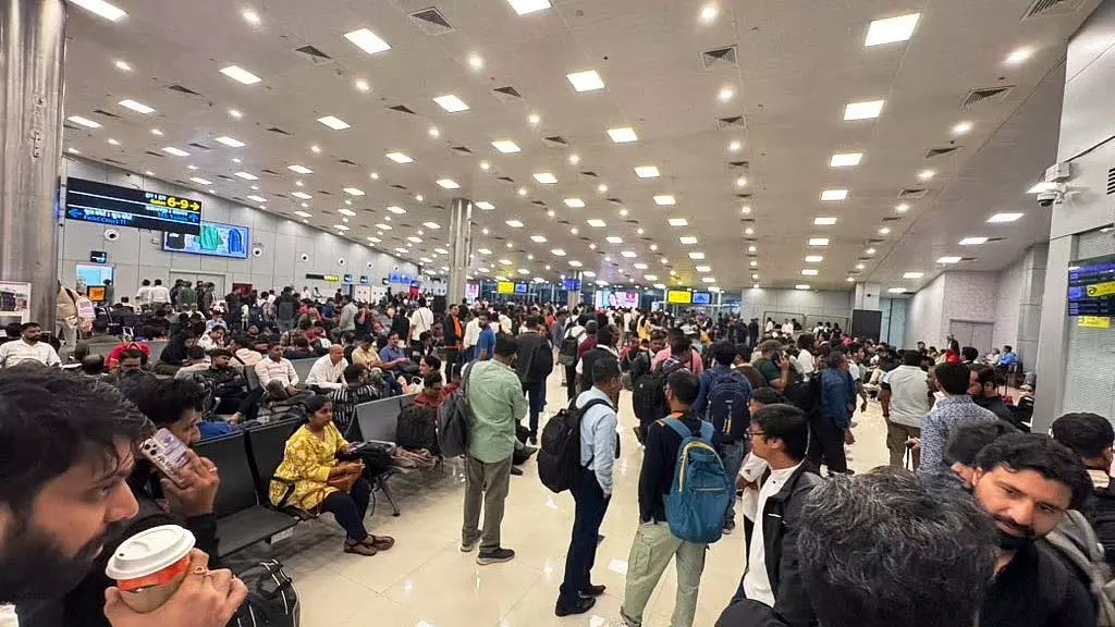 Pune: खराब मौसम और भारी बारिश के बीच 14 उड़ानें डायवर्ट, 3 वापस लौटीं Pune: खराब मौसम और भारी बारिश के बीच 14 उड़ानें डायवर्ट, 3 वापस लौटीं