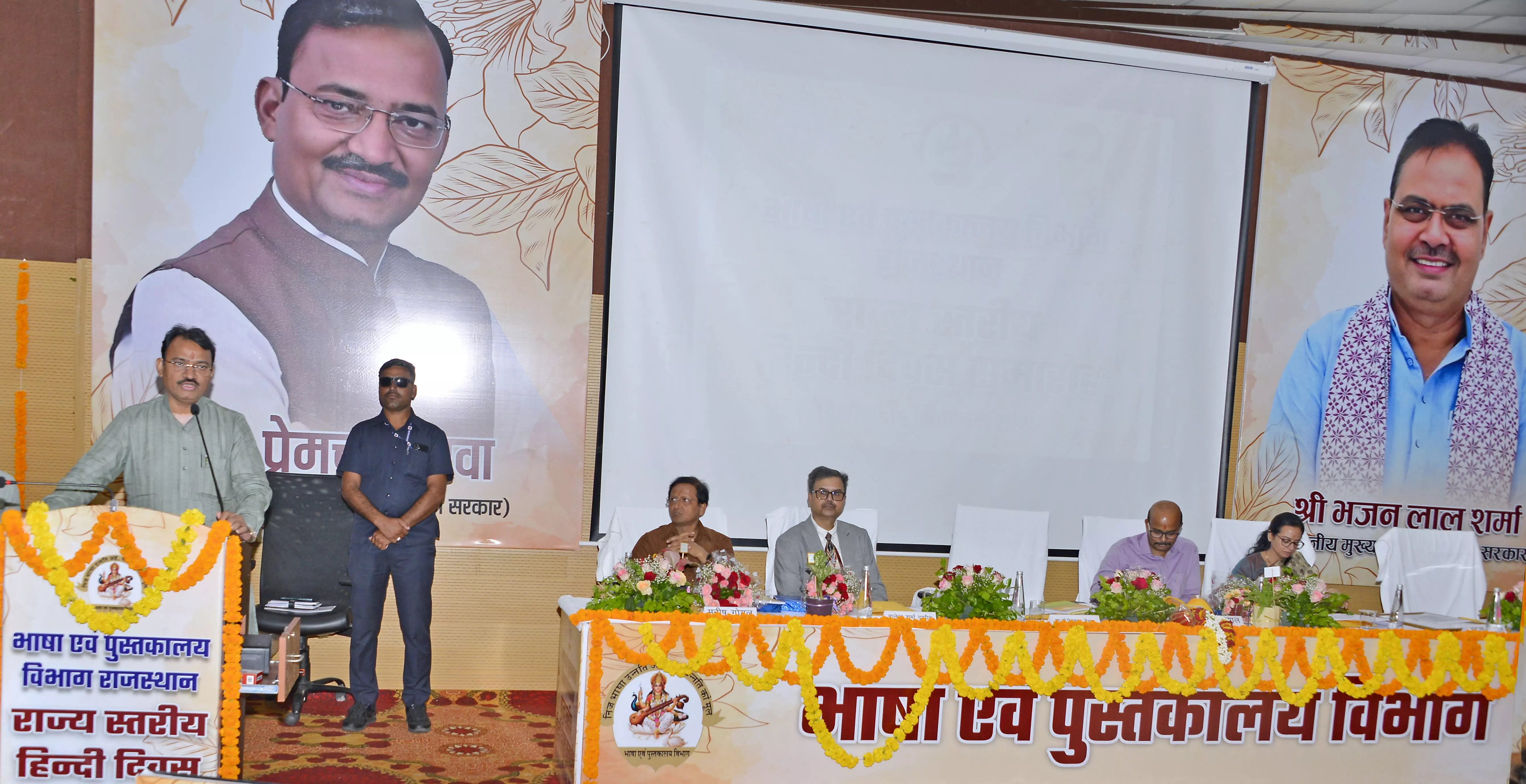 Jaipur: हिंदी दिवस पर उप मुख्यमंत्री ने दिया मातृभाषा के सम्मान का संदेश Jaipur: हिंदी दिवस पर उप मुख्यमंत्री ने दिया मातृभाषा के सम्मान का संदेश