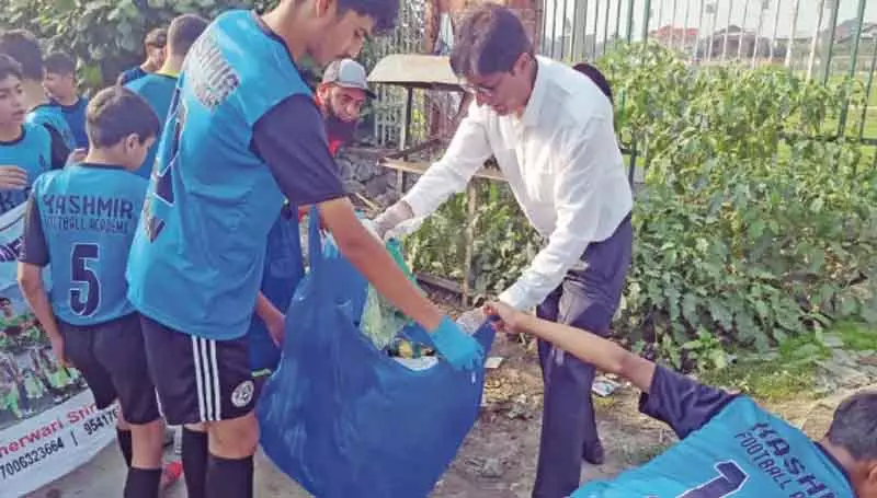 एहसास फाउंडेशन और केएफए ने कमरवारी में चलाया सफाई अभियान एहसास फाउंडेशन और केएफए ने कमरवारी में चलाया सफाई अभियान