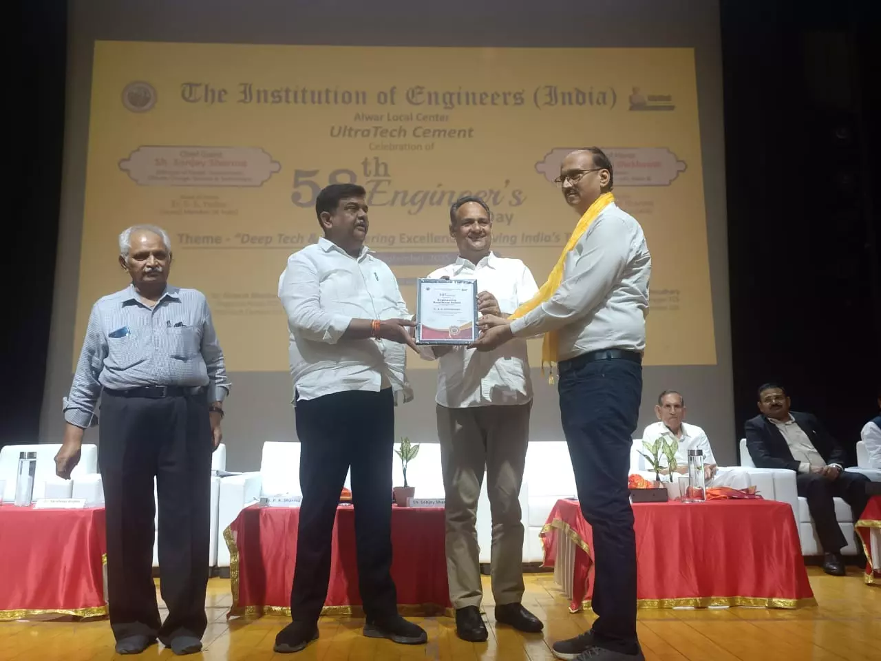 Jaipur: प्रताप ऑडिटोरियम में उत्कृष्ट इंजीनियर्स को किया गया सम्मानित Jaipur: प्रताप ऑडिटोरियम में उत्कृष्ट इंजीनियर्स को किया गया सम्मानित