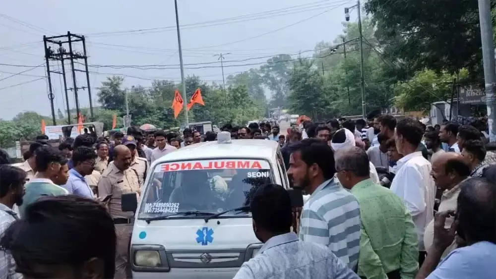 Seoni: एंबुलेंस बंद होने पर पुलिस ने शव गांव पहुँचाया Seoni: एंबुलेंस बंद होने पर पुलिस ने शव गांव पहुँचाया