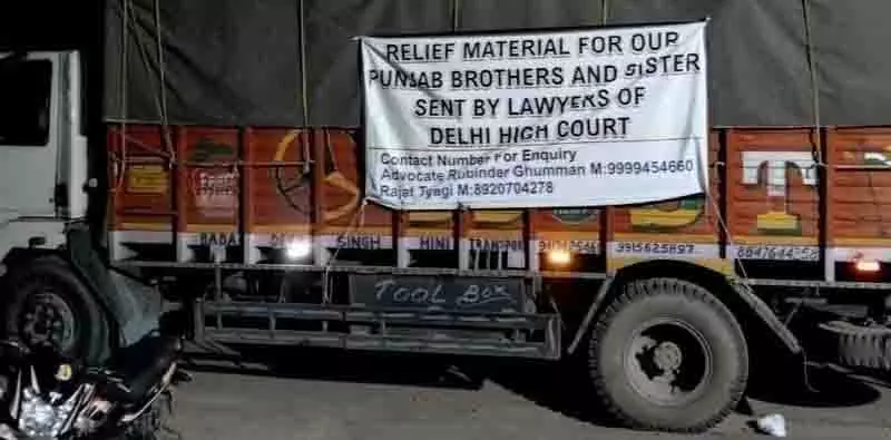Dera Baba Nanak स्थित अपने पैतृक गांव से आए सेना अधिकारी ने ट्रक भरकर रसद भेजी Dera Baba Nanak स्थित अपने पैतृक गांव से आए सेना अधिकारी ने ट्रक भरकर रसद भेजी