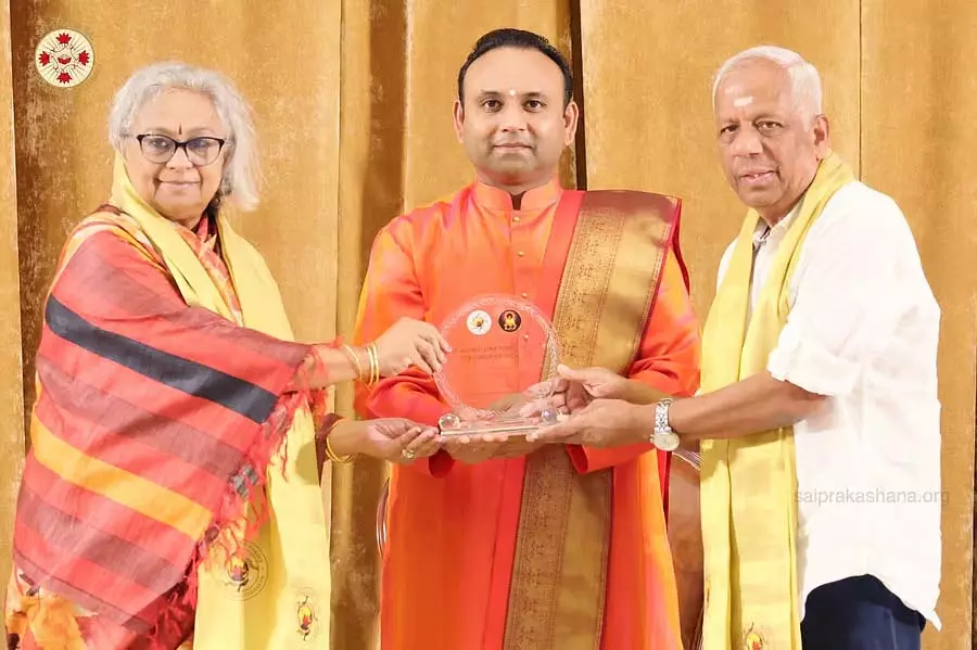 चिक्काबल्लापुरा स्कूल में लाएंगे छात्रवृत्ति: सद्गुरु मधुसूदन साईं चिक्काबल्लापुरा स्कूल में लाएंगे छात्रवृत्ति: सद्गुरु मधुसूदन साईं