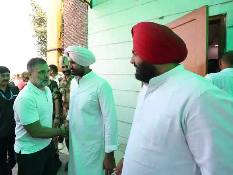 Punjab बाढ़, राहुल गांधी ने अमृतसर में प्रभावित लोगों से बातचीत की Punjab बाढ़, राहुल गांधी ने अमृतसर में प्रभावित लोगों से बातचीत की