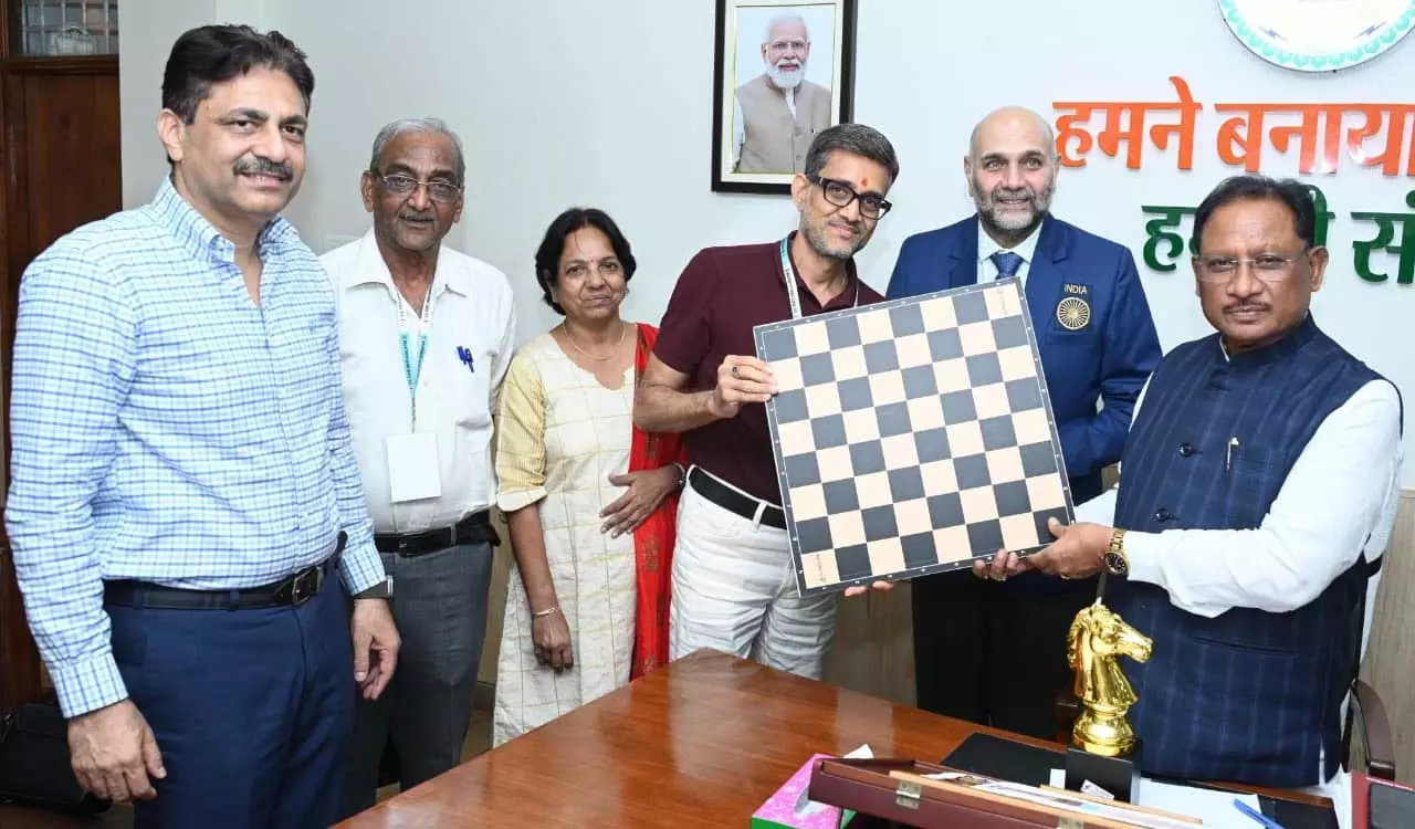 ग्रैंडमास्टर प्रवीण महादेव थिप्से रायपुर पहुंचे, CM साय से की मुलाकात ग्रैंडमास्टर प्रवीण महादेव थिप्से रायपुर पहुंचे, CM साय से की मुलाकात