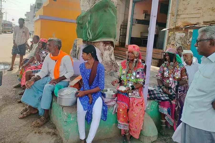 Lakshmeshwar : मक्खन बिक्री की उचित व्यवस्था की मांग Lakshmeshwar : मक्खन बिक्री की उचित व्यवस्था की मांग